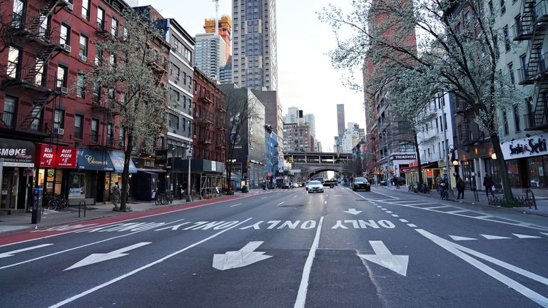Une vue de la 1ère Avenue alors que le coronavirus continue de se propager aux États-Unis le 21 mars 2020 à New York