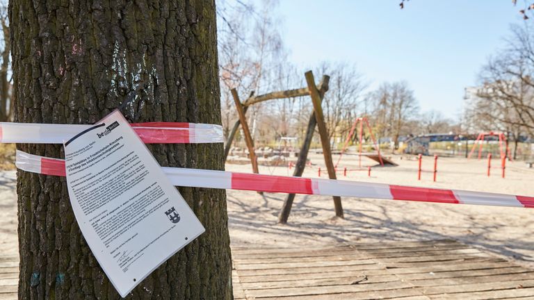 BERLIN, ALLEMAGNE - 23 MARS: Un journal officiel informe les parents de ne pas utiliser la cour de récréation de Berlin Kreuzberg en raison des nouvelles restrictions de contact en raison de covid-19 le 23 mars à BERLIN, en Allemagne. Le coronavirus et la maladie qu'il provoque, Covid-19, ont un impact fondamental sur la société, le gouvernement et l'économie en Allemagne. La vie publique a été limitée à l'essentiel dans un effort des autorités pour ralentir la propagation des infections. Les hôpitaux se démènent pour augmenter leur capacité de dépistage et de soins. Une récession économique semble probable, car l'activité économique est ralentie et de nombreuses entreprises sont temporairement fermées. Les écoles, les garderies et les universités restent fermées. Et le gouvernement, fédéral et étatique, cherche à mobiliser des ressources et à trouver des politiques adéquates pour faire face au virus et atténuer son impact. (Photo de Sebastian Reuter / Getty Images)