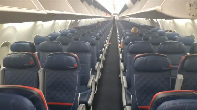 En vertu du droit européen, les transporteurs doivent remplir leurs créneaux horaires dans les principaux aéroports tels que Heathrow au moins 80% du temps ou ils risquent de les perdre.