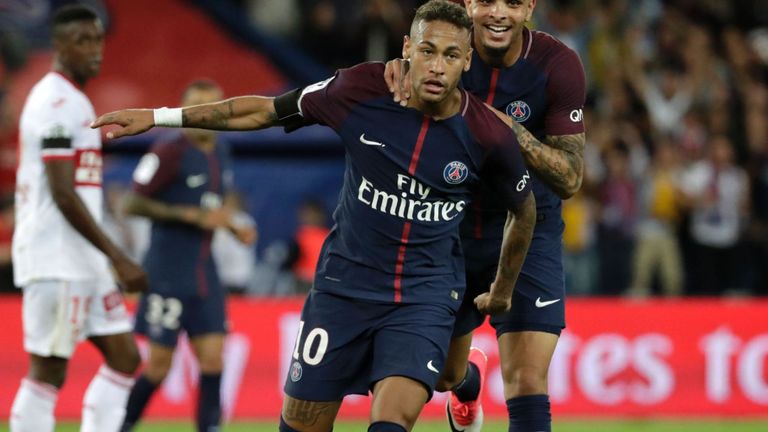 Neymar, le joueur du Paris St Germain, célèbre après avoir marqué un but en 2017
