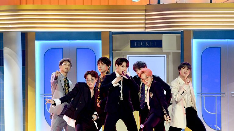 LAS VEGAS, NEVADA - 01 MAI: BTS effectuer sur scène pendant les Billboard Music Awards 2019 au MGM Grand Garden Arena le 01 mai 2019 à Las Vegas, Nevada. (Photo par Kevin Winter / Getty Images pour dcp)