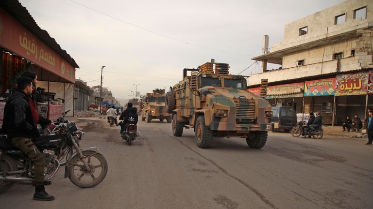 Des véhicules militaires turcs conduisent un convoi en direction du sud de la province d'Idlib en passant par la ville d'Atareb dans la campagne occidentale d'Alep le 3 février 2020. (Photo AAREF WATAD / AFP) (Photo AAREF WATAD / AFP via Getty Images)