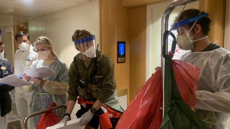Le personnel médical Guardian Angels avec la 129e Escadre de sauvetage, aux côtés d'individus du CDC, portent un équipement de protection individuelle complet alors qu'ils se préparent à tester les voyageurs sur le bateau de croisière Grand Princess pour le coronavirus actuellement au large des côtes de la Californie, aux États-Unis, dans cette photo de photographie obtenue en mars 5, 2020. California National Guard / Document à distribuer via REUTERS ATTENTION AUX RÉDACTEURS - CETTE IMAGE A ÉTÉ FOURNIE PAR UN TIERS.?