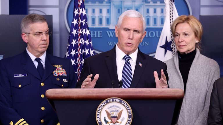 WASHINGTON, DC - 06 mars: le vice-président américain Mike Pence et les membres du groupe de travail sur les coronavirus tiennent un point de presse à la Maison Blanche le 6 mars 2020 à Washington, DC. Plus tôt dans la journée, l'Organisation mondiale de la santé a exhorté les gouvernements du monde entier à libérer leur plein pouvoir pour lutter contre la propagation du virus. (Photo de Win McNamee / Getty Images)