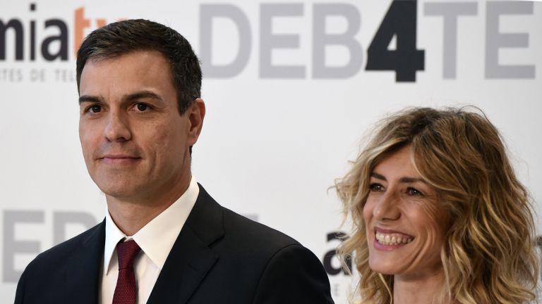 Le chef du Parti socialiste espagnol (PSOE) et candidat du parti Pedro Sanchez (L) et son épouse Begona Gomez posent avant un débat télévisé au centre des congrès IFEMA à Madrid le 13 juin 2016 avant les élections générales en Espagne.
L'Espagne organise ses deuxièmes élections en six mois, le 26 juin, après avoir été gouverné par un gouvernement intérimaire aux pouvoirs limités depuis que les élections du 20 décembre ont mis fin au système bipartite traditionnel du pays alors que les électeurs en avaient assez des scandales d'austérité et de corruption à de nouveaux groupes.
 / AFP / JAVIER SORIANO (Le crédit photo doit se lire JAVIER SORIANO / AFP via Getty Images)