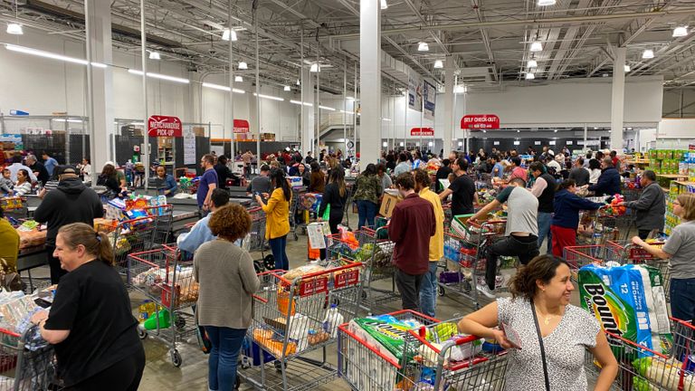 Les acheteurs font la queue avec des chariots pleins dans un supermarché en Virginie le 13 mars 2020. - Plus tôt dans la journée, le président américain Donald Trump a déclaré que le coronavirus était une urgence nationale. (Photo de Daniel SLIM / AFP) (Photo de DANIEL SLIM / AFP via Getty Images)