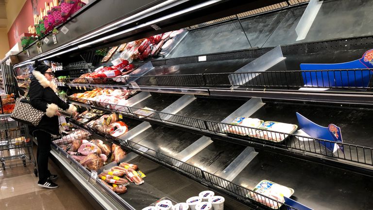 Les étagères de viande étaient vides dans un supermarché de Saugus, Massachusetts, le 13 mars 2020. - Les supermarchés et les magasins de Boston ont été vidés par les clients par peur de Covid-19. (Photo de Joseph Prezioso / AFP) (Photo de JOSEPH PREZIOSO / AFP via Getty Images)