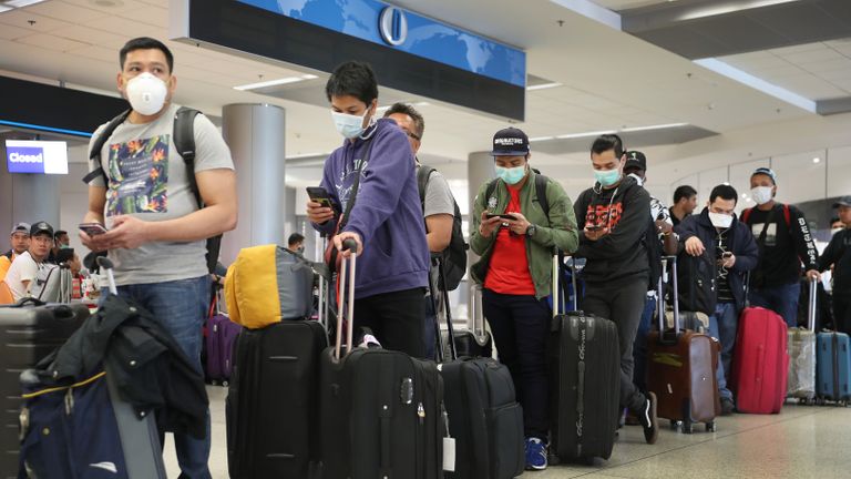 MIAMI, - 15 MARS: Les gens attendent de s'enregistrer au comptoir de Qatar Airways au milieu des craintes de coronavirus à l'aéroport international de Miami le 15 mars 2020 à Miami, en Floride. Les compagnies aériennes ont vu des voyageurs annuler ou reculer les dates de retour car les gens se protègent contre la possibilité d'attraper COVID-19. (Photo de Joe Raedle / Getty Images)