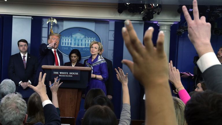 WASHINGTON, DC - 18 mars: le président américain Donald Trump prend des questions lors d'un point de presse sur le dernier développement de l'épidémie de coronavirus aux États-Unis au James Brady Press Briefing Room à la Maison Blanche le 18 mars 2020 à Washington, DC. Trump a annoncé via Twitter que les États-Unis et le Canada fermeraient la frontière au trafic non essentiel dans le but de ralentir la propagation de COVID-19. (Photo par Alex Wong / Getty Images)