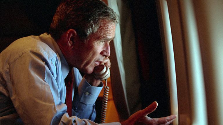 Le président américain George W. Bush parle au vice-président Dick Cheney par
téléphone à bord d'Air Force One après avoir quitté Offutt Air Force Base en
Nebraska, le 11 septembre 2001, le jour des attentats terroristes à New
York et Washington. Bush le 16 septembre 2001 a demandé 