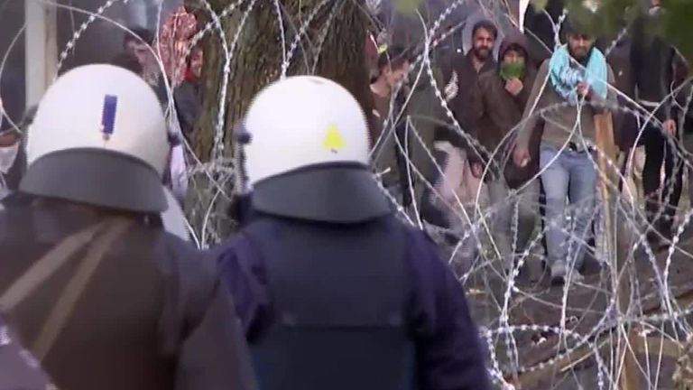 La police grecque affronte des migrants à la frontière avec la Turquie