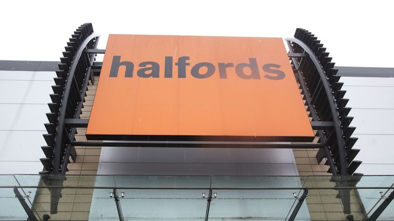 Halfords est la dernière entreprise à prendre un coup dans la chute de la livre 
