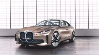 BMW lance le concept-car électrique i4 en ligne.