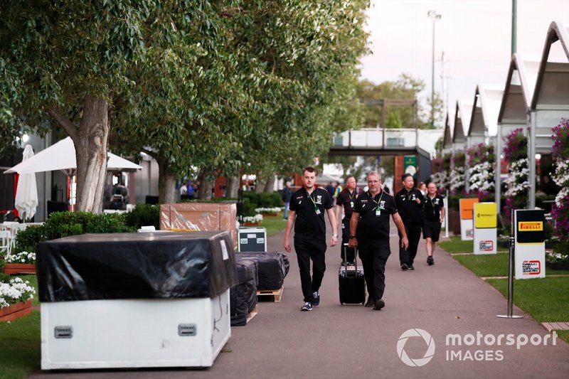 Le personnel d'AlphaTauri Honda dans le paddock parmi les caisses d'emballage