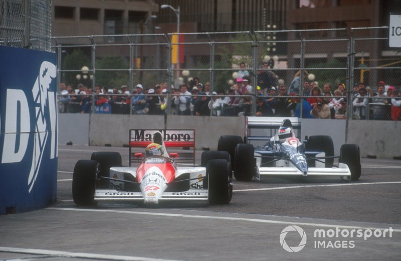 Ayrton Senna, Mclaren MP4 / 5B Honda mène Jean Alesi, Tyrrell 018 Ford