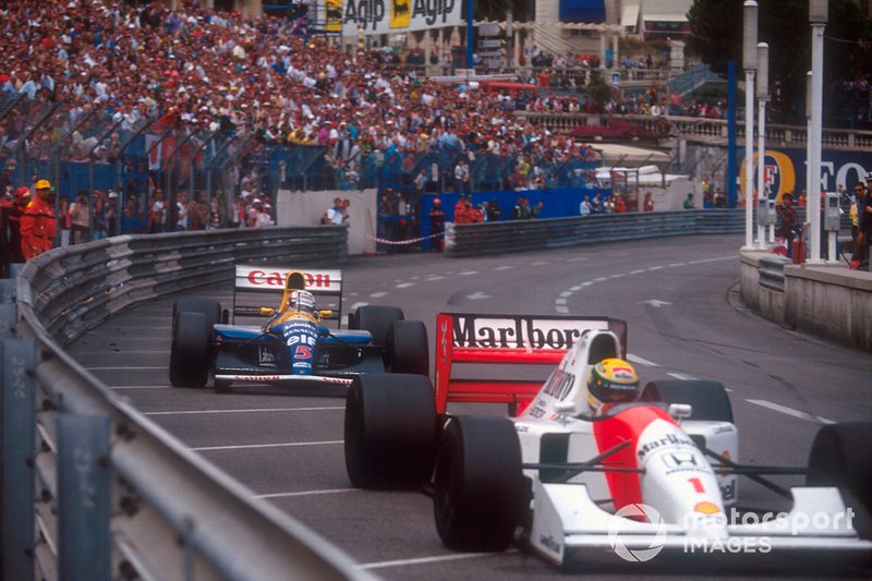 Ayrton Senna, McLaren MP4 / 7A Honda, 1re position avec Nigel Mansell, Williams FW14B Renault, 2e position de près, essayant de passer dans les derniers tours de la course