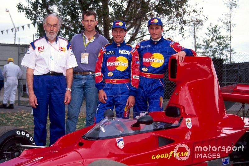 Eric Broadley, directeur de l'équipe de Lola, un invité, Ricardo Rosset, Lola et Vincenzo Sospiri, Lola