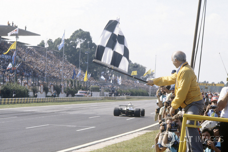 Juan Manuel Fangio montre le drapeau à damier à Carlos Reutemann, Williams FW07C-Ford Cosworth
