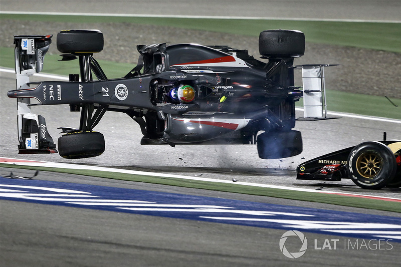 Esteban Gutierrez, Sauber et Pastor Maldonado, Lotus F1 Team s'écrasent au premier virage