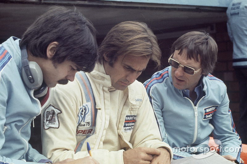 Gordon Murray et Bernie Ecclestone avec Carlos Reutemann, Brabham BT44B-Ford