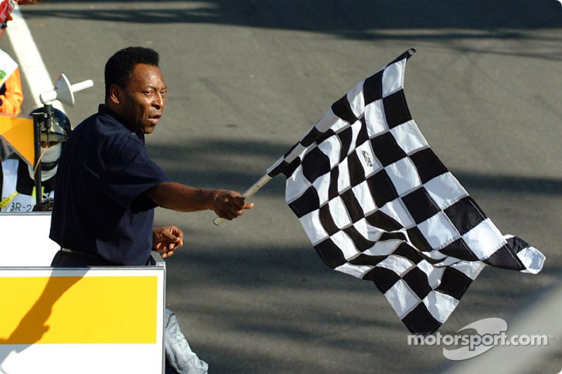 Pelé donnant le drapeau à damier