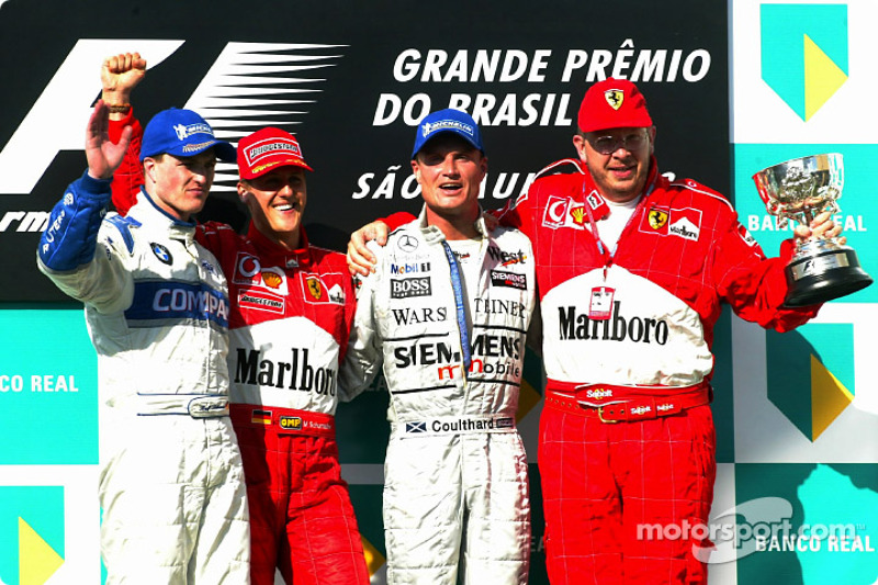 Le podium: le vainqueur de la course Michael Schumacher avec Ralf Schumacher, David Coulthard et Ross Brawn