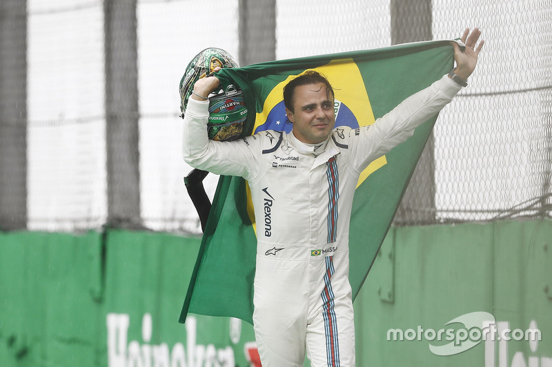 Felipe Massa, Williams, porte un drapeau brésilien alors qu'il revient à son garage en larmes après s'être écrasé
