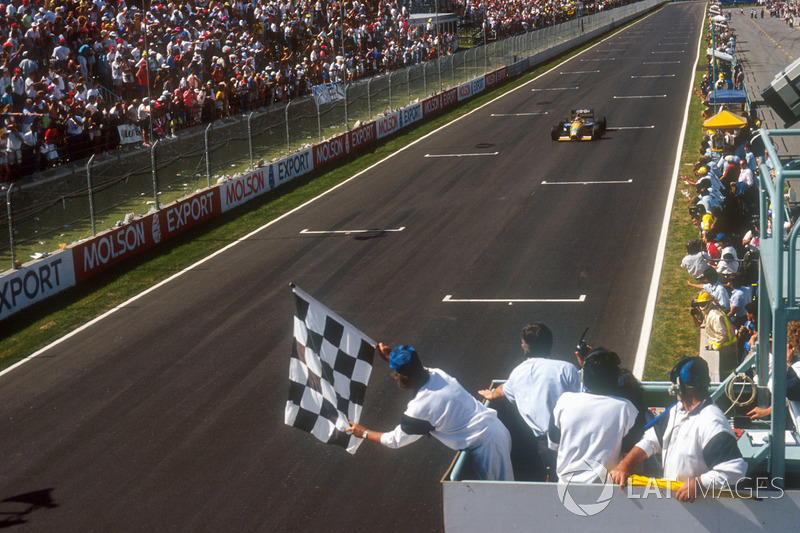Nelson Piquet, Benetton B191 Ford, prend le drapeau à damier