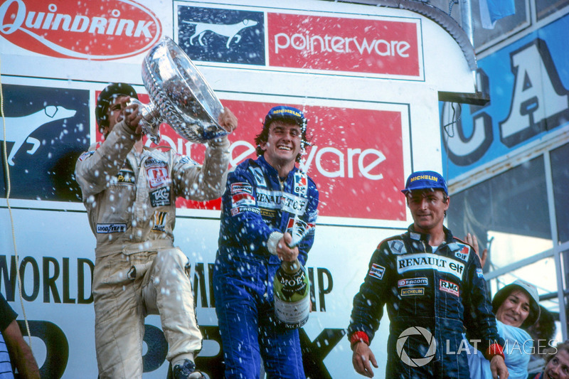 Podium: vainqueur de la course Alain Prost, Renault, deuxième place Carlos Reutemann, Williams, troisième place René Arnoux, Renault