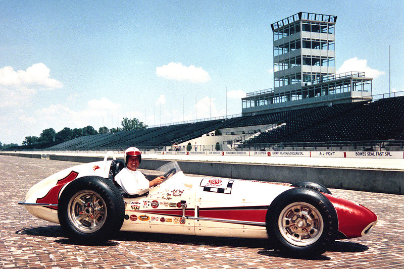 Foyt le matin après avoir remporté l'Indianapolis 500 1961 à bord de son Bowes Seal Fast Trevis-Offy.