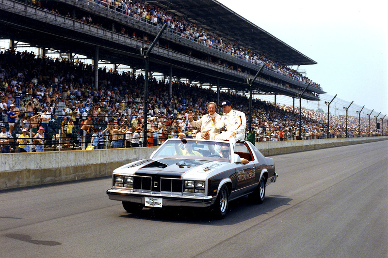 UN J. Foyt avec feu Tony Hulman, président d'IMS, après avoir marqué sa quatrième victoire en Indy 500 en 1977.