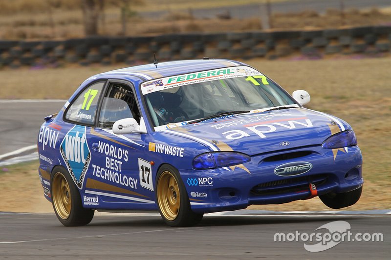 La voiture de course Hyundai Excel de Jett Johnson