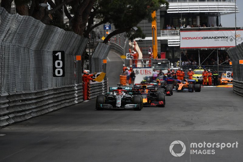 Lewis Hamilton, Mercedes AMG F1 W10, mène Max Verstappen, Red Bull Racing RB15 et le reste du peloton au redémarrage