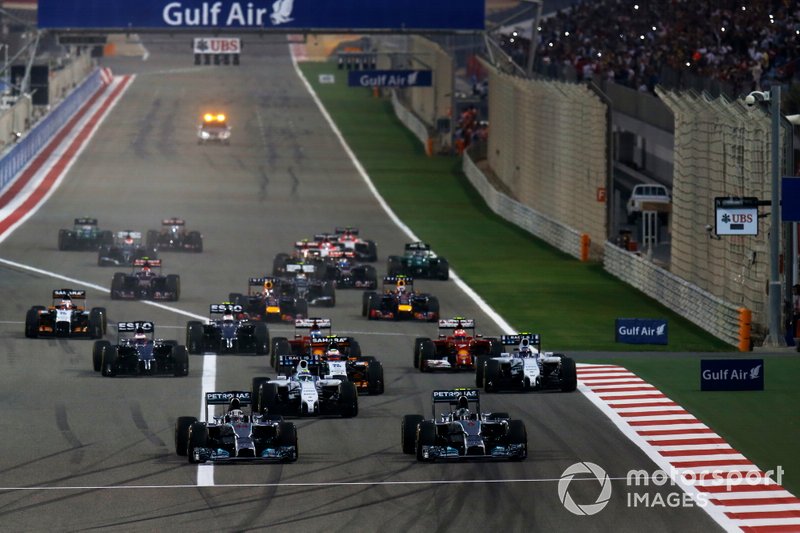 Nico Rosberg, Mercedes W05 et Lewis Hamilton, Mercedes W05, mènent le peloton