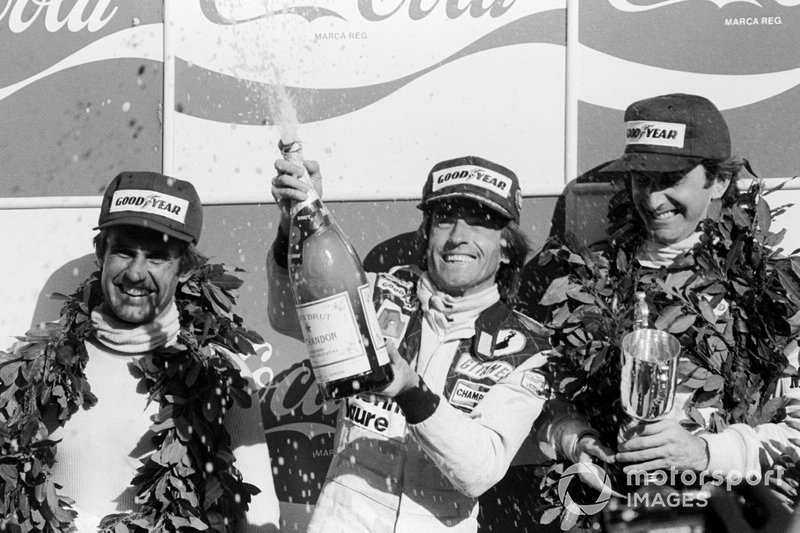 Podium: deuxième place Carlos Reutemann, Lotus, vainqueur de la course Jacques Laffite, Ligier, troisième place John Watson, McLaren