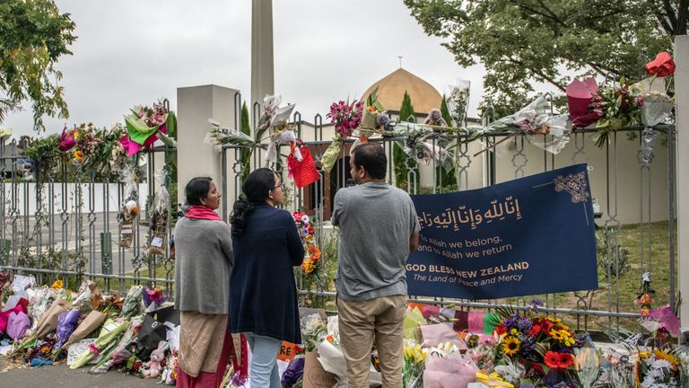 CHRISTCHURCH, NOUVELLE-ZÉLANDE - 23 mars: les gens se rassemblent à l'extérieur de la mosquée Al Noor après sa réouverture officielle à la suite de l'attaque de la semaine dernière, le 23 mars 2019 à Christchurch, en Nouvelle-Zélande. Vendredi 15 mars, 50 personnes ont été tuées et des dizaines blessées à Christchurch lorsqu'un tireur a ouvert le feu sur les mosquées Al Noor et Linwood. L'attaque est la pire fusillade de masse de l'histoire de la Nouvelle-Zélande. (Photo de Carl Court / Getty Images)