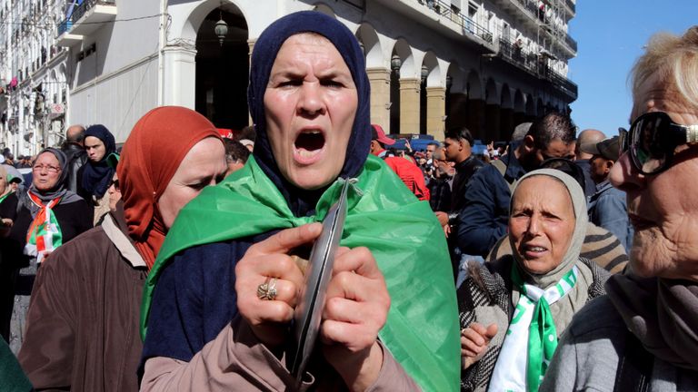 Des femmes manifestent pour l'égalité des sexes en Algérie