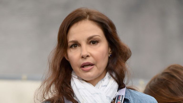 WASHINGTON, DC - 21 JANVIER: Ashley Judd apparaît sur scène lors de la marche des femmes à Washington le 21 janvier 2017 à Washington, DC. (Photo de Theo Wargo / Getty Images)