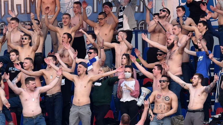 Peu de masques étaient visibles alors que les supporters du FC Minsk regardaient leur équipe jouer en Biélorussie