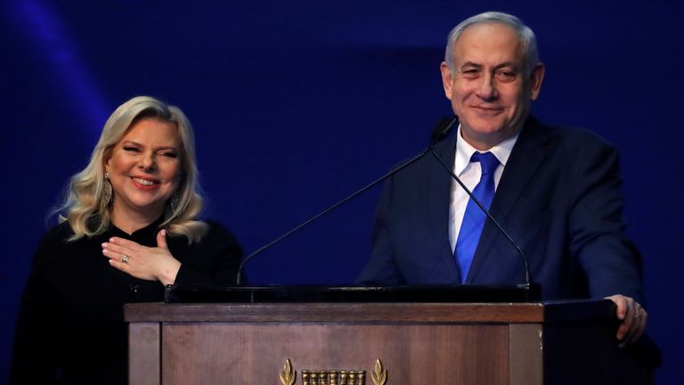 M. Netanyahu était aux côtés de son épouse Sara alors qu'il revendiquait la victoire  