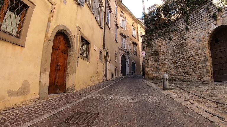  
 
À Bergame, le bruit des sirènes d'ambulance et des véhicules d'urgence est une constante.
