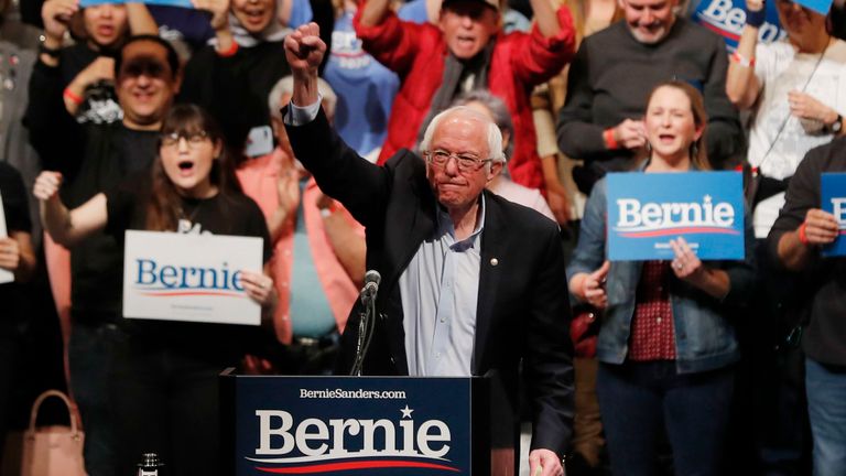Le sénateur Bernie Sanders lève le poing en l'air lors de son premier rassemblement de campagne après le Nevada Caucus