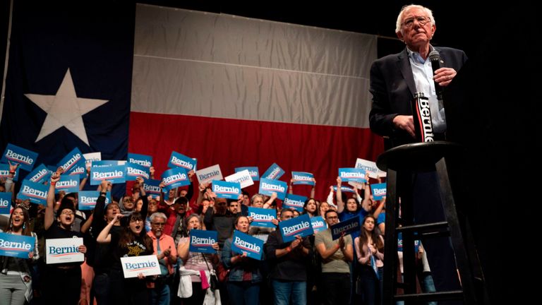L'espoir présidentiel démocratique du Vermont, le sénateur Bernie Sanders prend la parole lors d'un rassemblement au théâtre Abraham Chavez le 22 février 2020 à El Paso, Texas