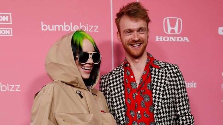 Billie Eilish et son frère Finneas O & # 39; Connell ont écrit la chanson titre No Time To Die