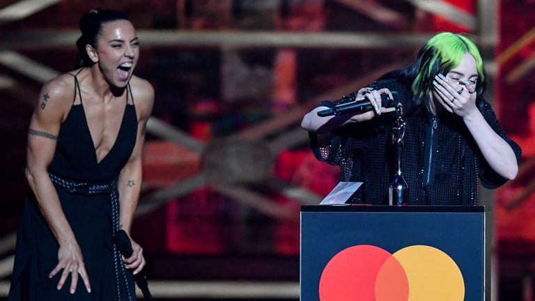 Billie Eilish a accepté sa meilleure artiste féminine solo internationale de Mel C