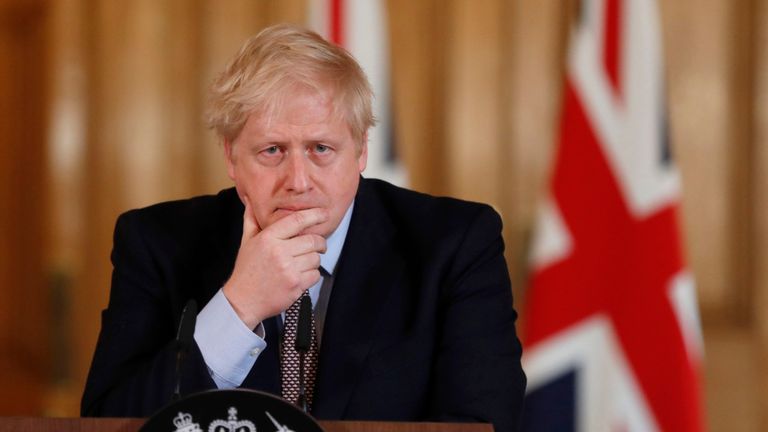 Le Premier ministre britannique Boris Johnson prend la parole lors d'une conférence de presse à Downing Street sur le plan d'action du gouvernement contre les coronavirus à Londres, le mardi 3 mars 2020. (AP Photo / Frank Augstein, Pool)