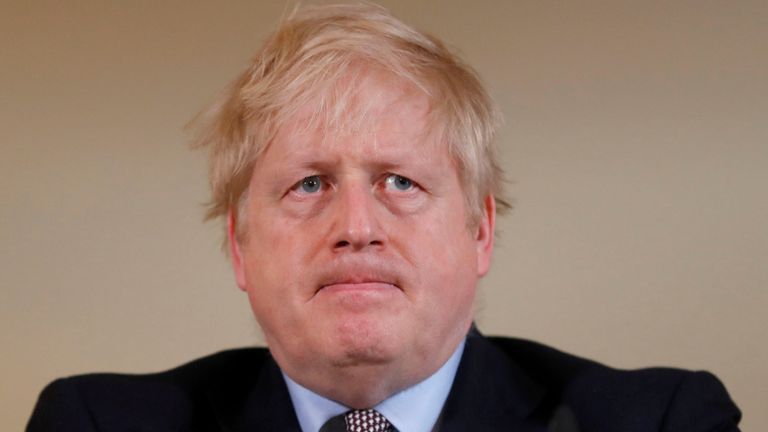 Le Premier ministre britannique Boris Johnson prend la parole lors d'une conférence de presse à Downing Street sur le plan d'action du gouvernement contre les coronavirus à Londres, le mardi 3 mars 2020. (AP Photo / Frank Augstein, Pool)