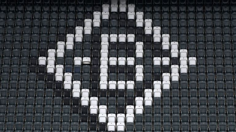 Des sièges vides au stade de football Borussia-Park sont représentés le 10 mars 2020 à Mönchengladbach. - Le derby de Bundesliga du Rhin entre le Borussia Moenchengladbach et Cologne, prévu le 11 mars 2020, se tiendra à huis clos en raison du coronavirus, le premier match de l'histoire de la Bundesliga à se jouer sans supporters, ont annoncé les responsables du club le 10 mars 2020. Bundesliga les jeux se déroulaient comme d'habitude, même si le nombre de personnes testées positives pour le coronavirus continuait d'augmenter en G