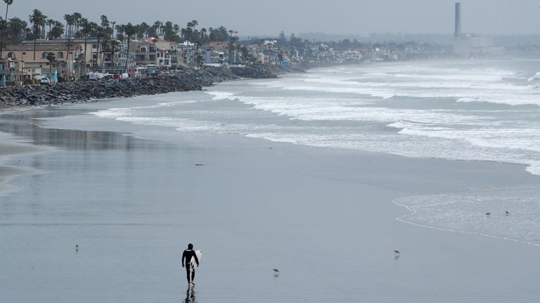 Une plage vide de Californie 