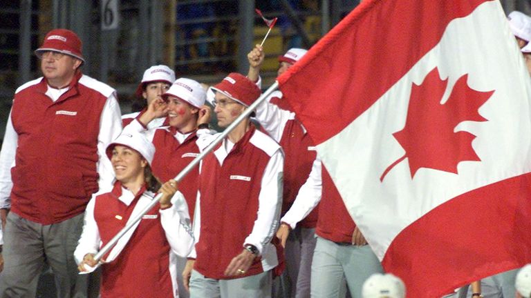 Caroline Brunet du Canada porte le drapeau de son pays alors qu'elle dirige l'équipe canadienne lors de la cérémonie d'ouverture des Jeux olympiques de Sydney 2000, le 15 septembre 2000. Des athlètes de 199 pays participent aux XXVIIes Jeux olympiques d'été qui se poursuivra jusqu'au 1er octobre.
